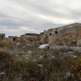 L�area che circonda gli edifici � inoltre piena di resti di elettrodomestici, materassi e rifiuti di ogni genere
